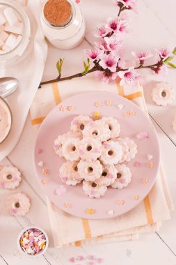 Kırmızı tabakta krema şekerli Canestrelli bisküvileri. 