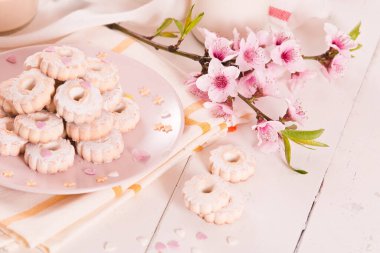 Kırmızı tabakta krema şekerli Canestrelli bisküvileri. 