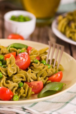 Kiraz domatesli ve bezelyeli Fusilli makarna..