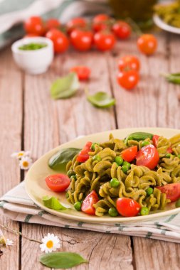 Kiraz domatesli ve bezelyeli Fusilli makarna..