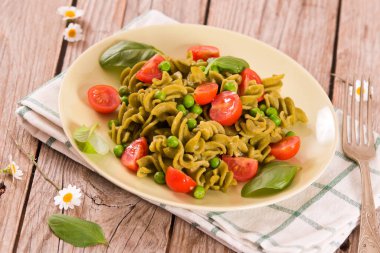 Kiraz domatesli ve bezelyeli Fusilli makarna..