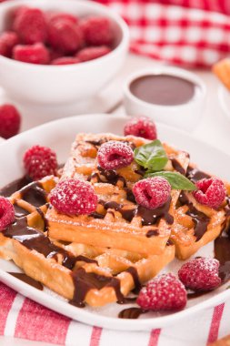 Ahududu ve çikolata kremalı waffle..