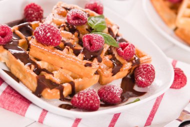 Ahududu ve çikolata kremalı waffle..