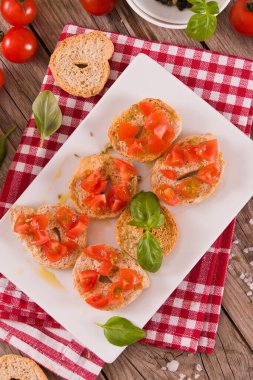 Kirazlı domates ve fesleğenli friselle..