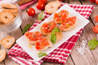 Kirazlı domates ve fesleğenli friselle..