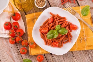 Kirazlı domates ve fesleğenli mercimek makarna.