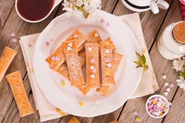 Beyaz tabakta şekerli puf böreği..