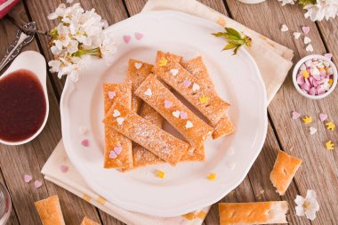 Beyaz tabakta şekerli puf böreği..