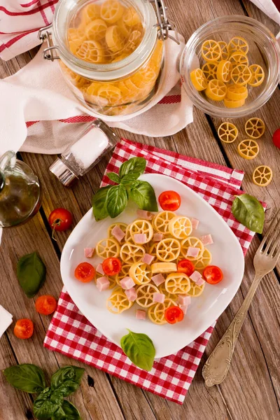 Ruote Pasta Con Tomate Jamón — Foto de Stock