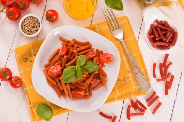 Kirazlı domates ve fesleğenli mercimek makarna.