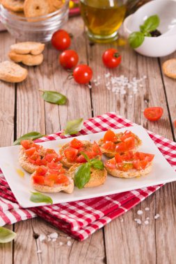 Kirazlı domates ve fesleğenli friselle..