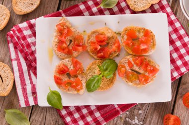 Kirazlı domates ve fesleğenli friselle..