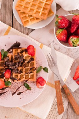 Çilekli waffle ve çikolatalı krema..