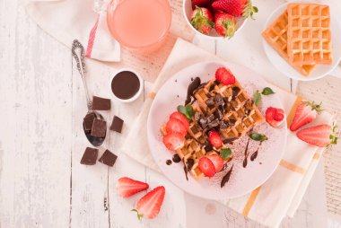 Çilekli waffle ve çikolatalı krema..