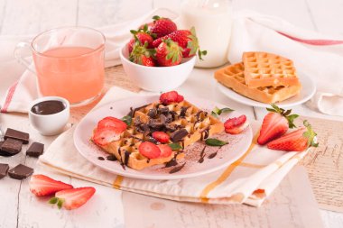 Çilekli waffle ve çikolatalı krema..