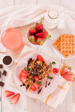 Çilekli waffle ve çikolatalı krema..