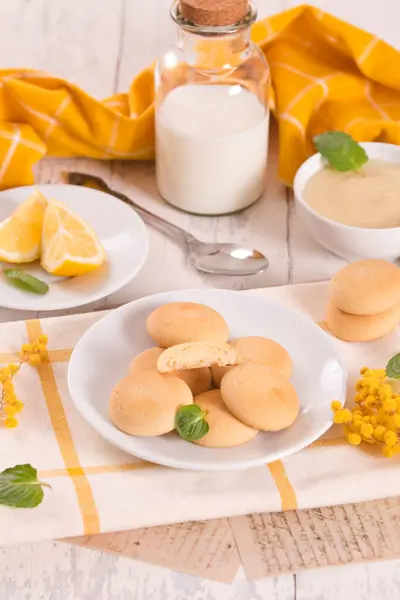 Plätzchen Mit Zitronensahnefüllung — Stockfoto