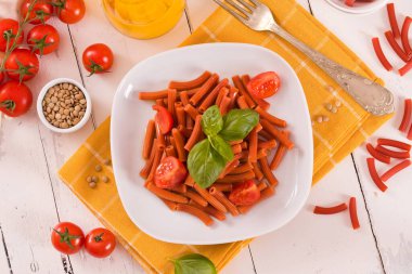 Kirazlı domates ve fesleğenli mercimek makarna.