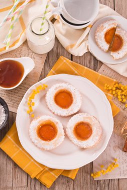 Beyaz tabakta şekerli çay zamanı bisküvileri..