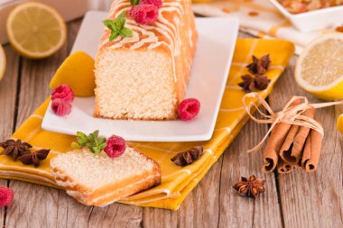 Beyaz tabakta taze meyveli limonlu kek..