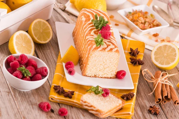 접시에 과일을 스폰지 케이크 — 스톡 사진