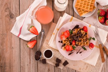 Çilekli waffle ve çikolatalı krema..