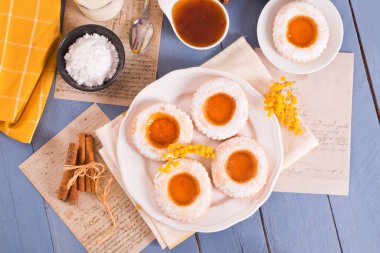 Beyaz tabakta reçelli çay zamanı bisküvileri.