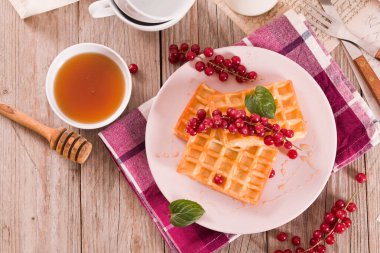 Kırmızı üzümlü waffle ve beyaz tabakta nane..