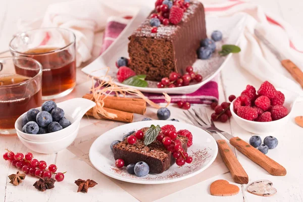 Chocolate Sponge Cake Fresh Fruit White Dish — Stok fotoğraf