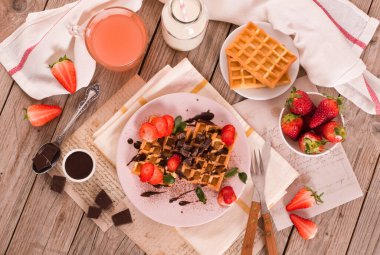 Çilekli waffle ve çikolatalı krema..