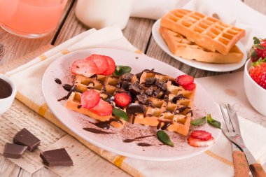 Çilekli waffle ve çikolatalı krema..