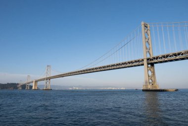 Açık Mavi Deniz ve Gökyüzü üzerindeki San Francisco Körfezi Asma Köprüsü Panoramik Görünümü