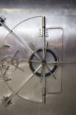 Parlak bir banka kasasına yakın. Tekerlekleri ve kilitleri olan kapı