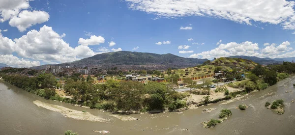 Medellin Colombia Maart Twee Militairen Staan Vierkant Met Automatisch Wapen Rechtenvrije Stockfoto's