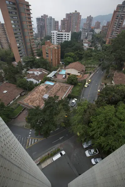 Luftaufnahme Von Gebäuden Und Bergen Vom Hügel Nutibara Medellin Bei lizenzfreie Stockbilder