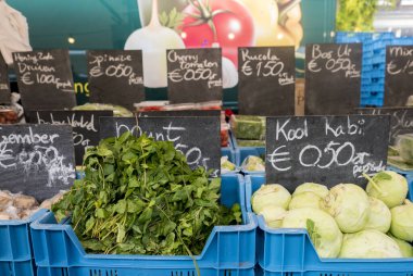 Sebze pazarı manzarasında oyalanmak Amsterdam 'da seçici bir odak noktasıdır. Hollanda