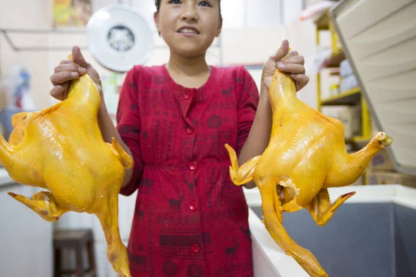 Tupiza Bolívia 2014 December Fiatal Ázsiai Lány Mosolyog Két Csirkét Stock Fotó