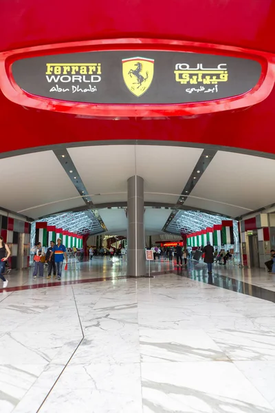 Abu Dhabi Emirados Árabes Unidos Janeiro 2016 Entrada Ferrari World Fotos De Bancos De Imagens