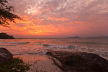Gün batımında dalgalar ve turuncu gökyüzü Kamboçya 'da