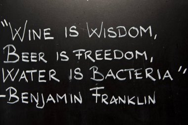 Bir karatahta Benjamin Franklin 'e atfedilen bir alıntı yer alıyor: 