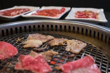 Kore barbeküsü: Masa başı ızgarasında dilimlenmiş et.
