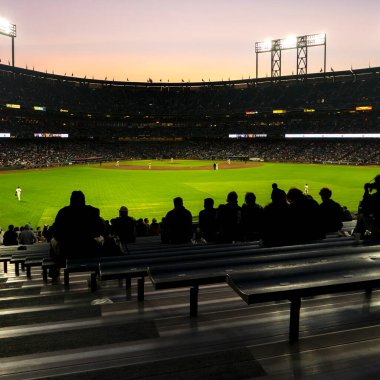 San Francisco beysbol stadyumunda oynanan beyzbol maçındaki kalabalığın siluet görüntüsü..