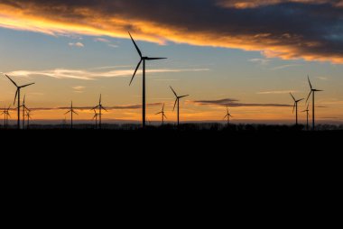 Kıyı kum tepeleri, dağlarla ve yel değirmenleriyle desteklenen denizle buluşur. Costa Brava, İspanya