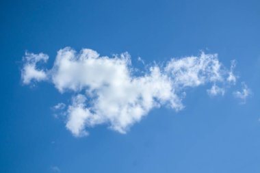 Mavi gökyüzüne karşı beyaz bulut. Duvar kağıdı şablonu, esneme tavanları