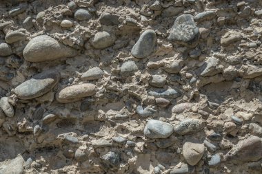 Arkaplan olarak sert beton yüzeyi çökertiliyor