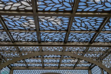 Gökyüzüne karşı metal bir yapının silueti. Metal İnşaat mavi gökyüzü arkaplanına karşı