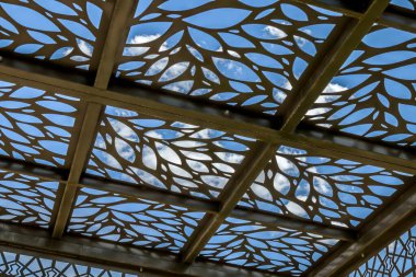 Gökyüzüne karşı metal bir yapının silueti. Metal İnşaat mavi gökyüzü arkaplanına karşı