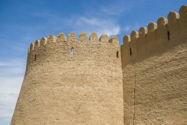 Çamurdan yapılmış eski bir kale duvarı