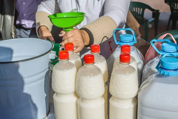 Mayalanmış süt ürünleriyle plastik şişeler. Kumiss.