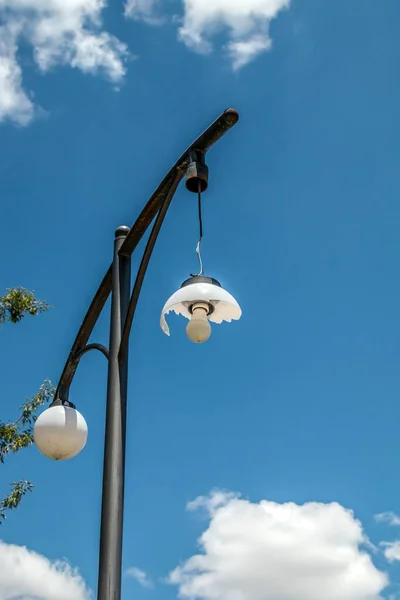 Rozbitá Pouliční Lampa Proti Obloze — Stock fotografie